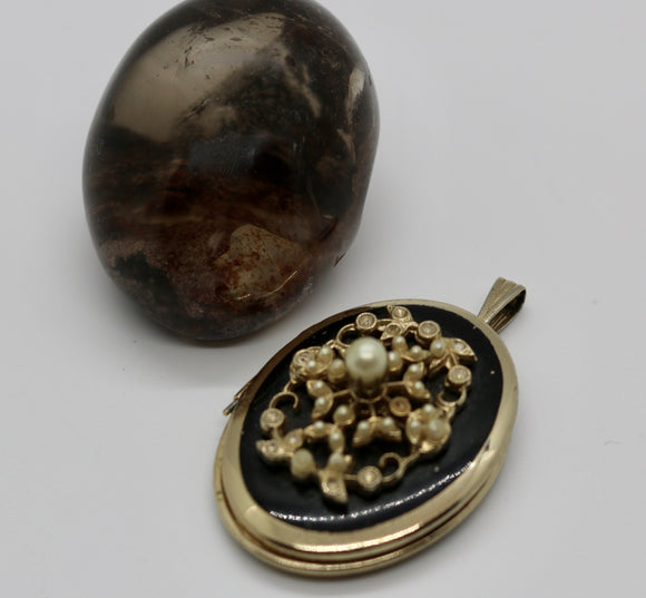 Fun Finds ~ Vintage Cameo Black + Gold + Pearl